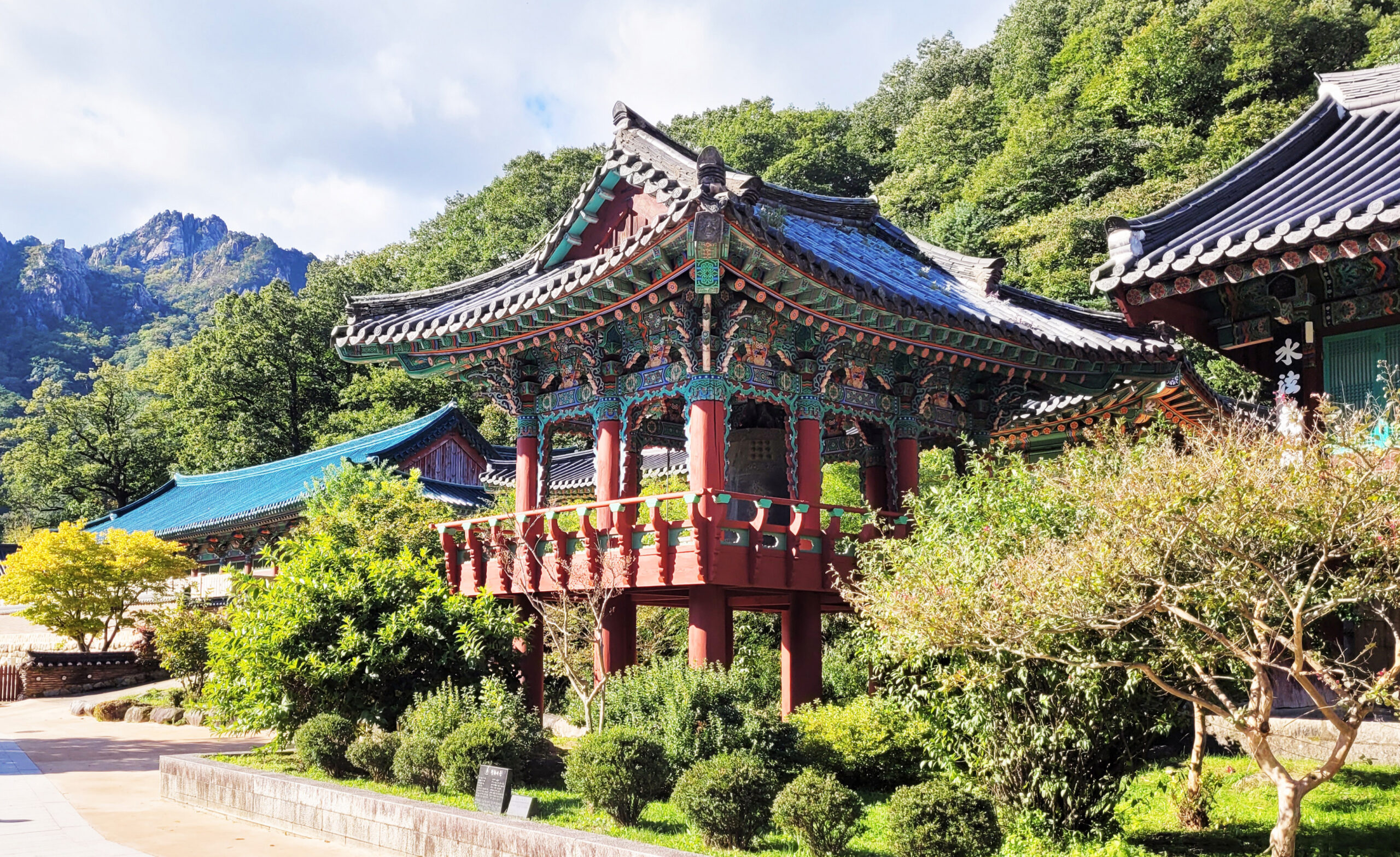 Sinheungsa Temple beneath the forested peaks of Seoraksan