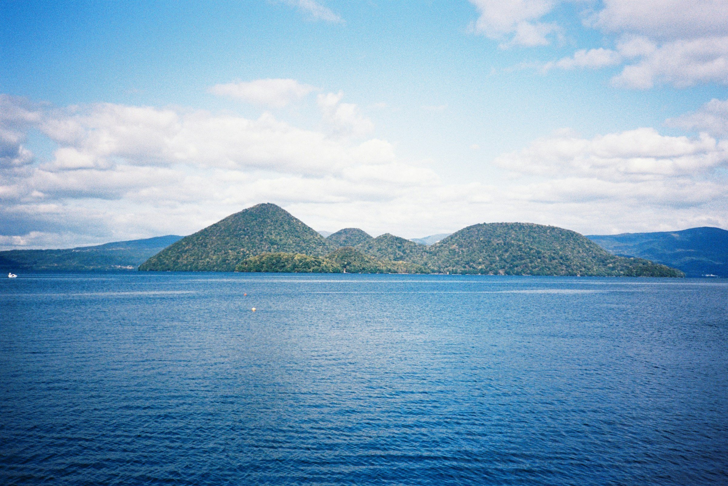 北海道洞爺湖的藍色湖水與中島山巒